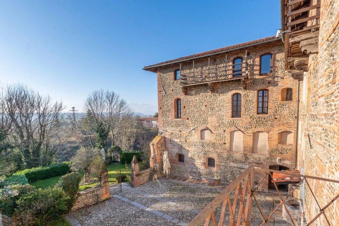 A 14th-Century Crown Upon the Biella Alps: Where Time Whispers Through Stone
