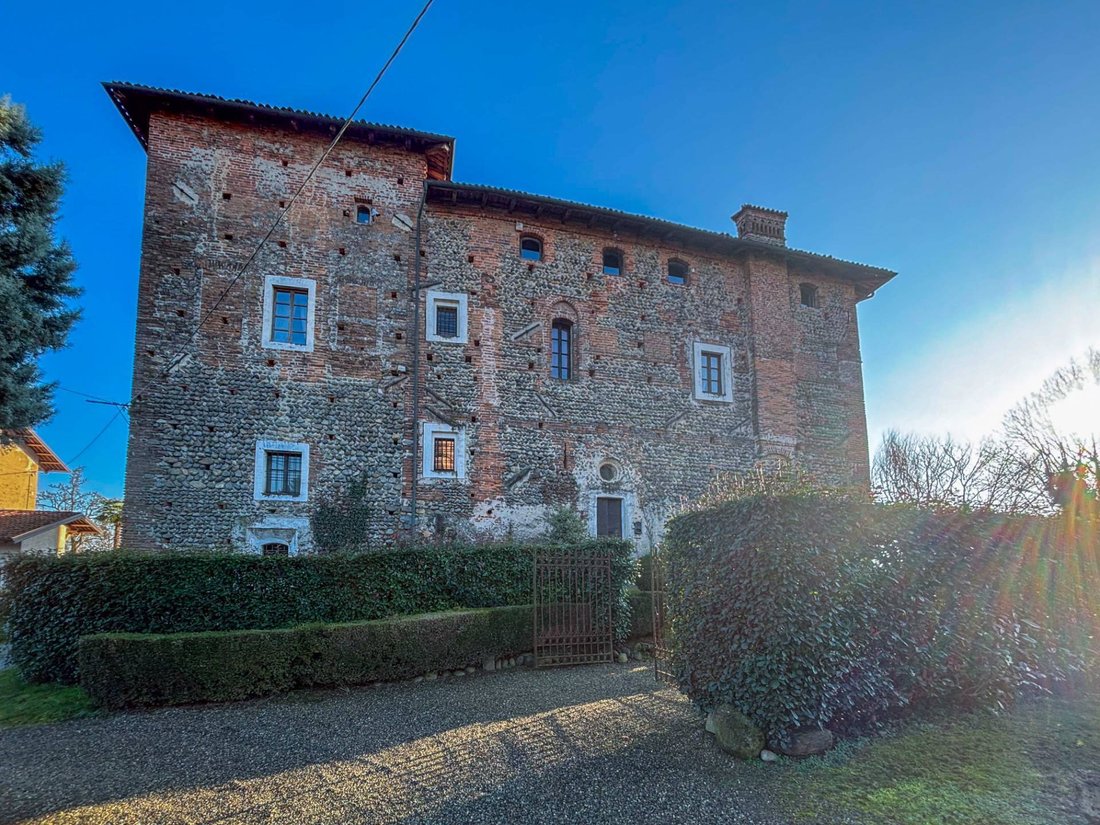 A 14th-Century Crown Upon the Biella Alps: Where Time Whispers Through Stone