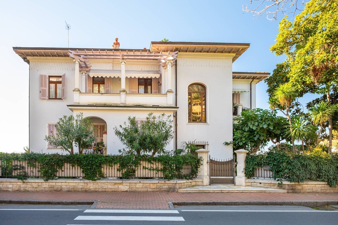 Villa in Bordighera, Liguria, Italy 1 - 15352009