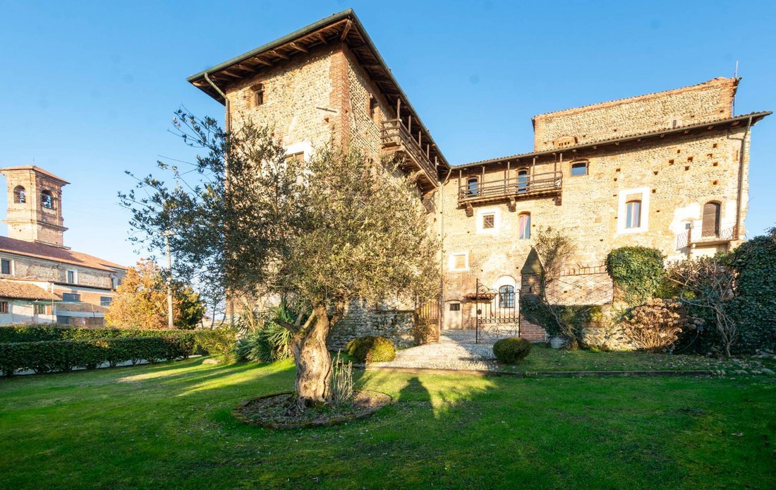 A 14th-Century Crown Upon the Biella Alps: Where Time Whispers Through Stone