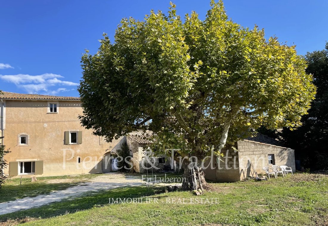 Estate in Goult, Provence-Alpes-Côte d'Azur, France 1 - 15423713