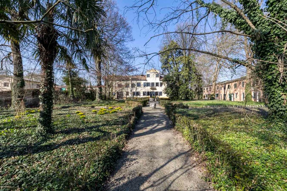 Villa in Dolo, Veneto, Italy 2 - 15427893