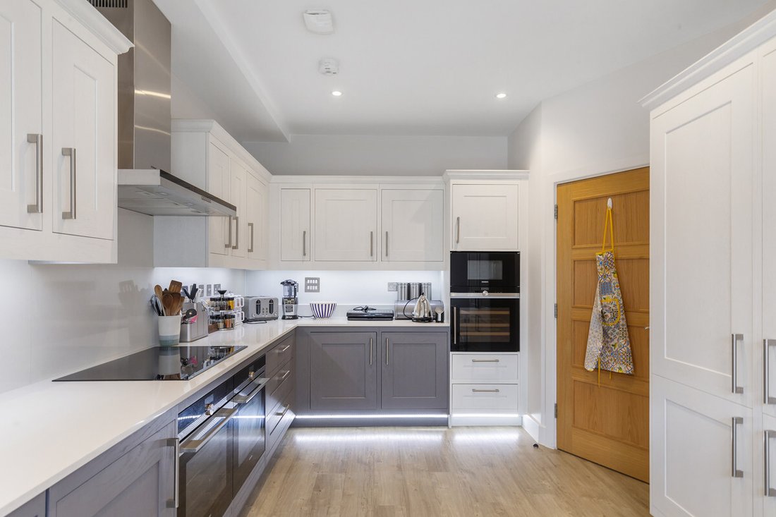 House in Sunbury, England 2 - 13823218