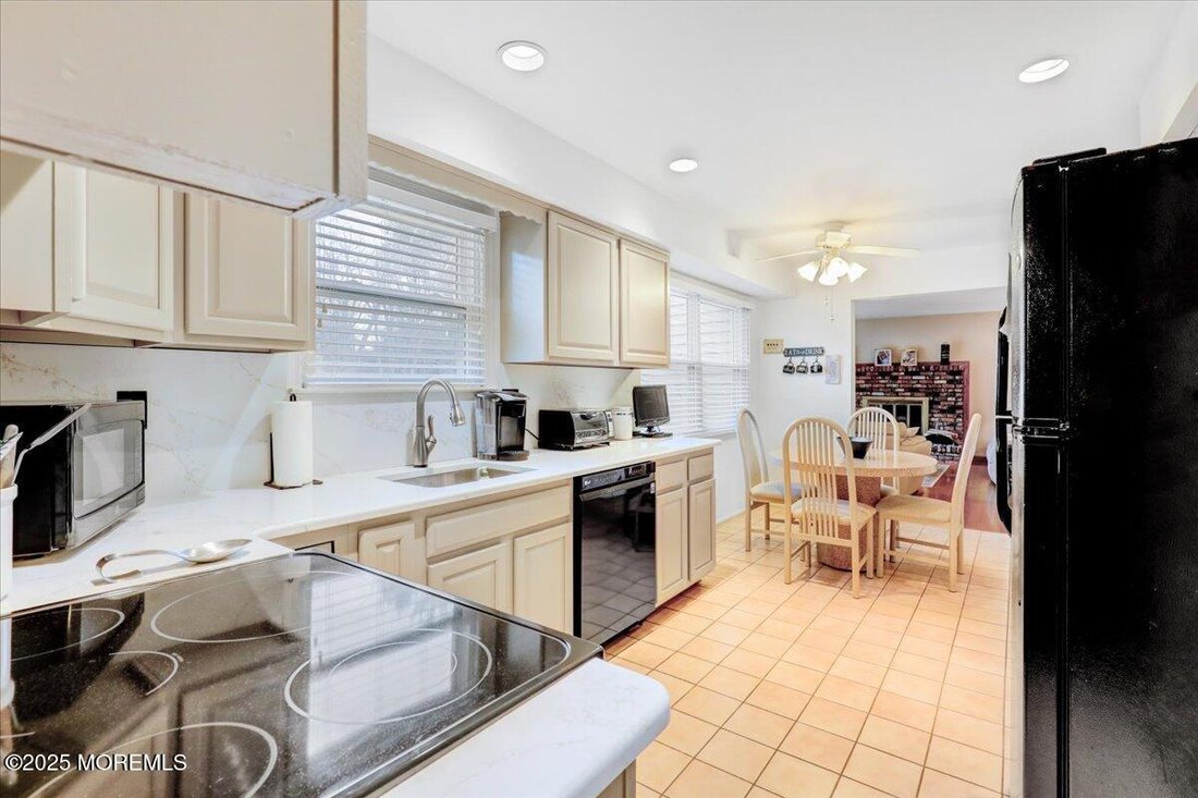 House in Freehold Township, New Jersey, United States 4 - 15427192