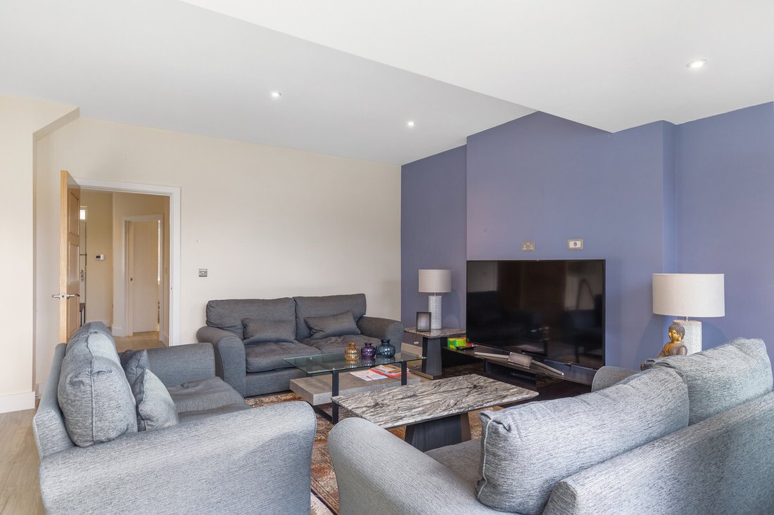 House in Sunbury, England 4 - 13823218