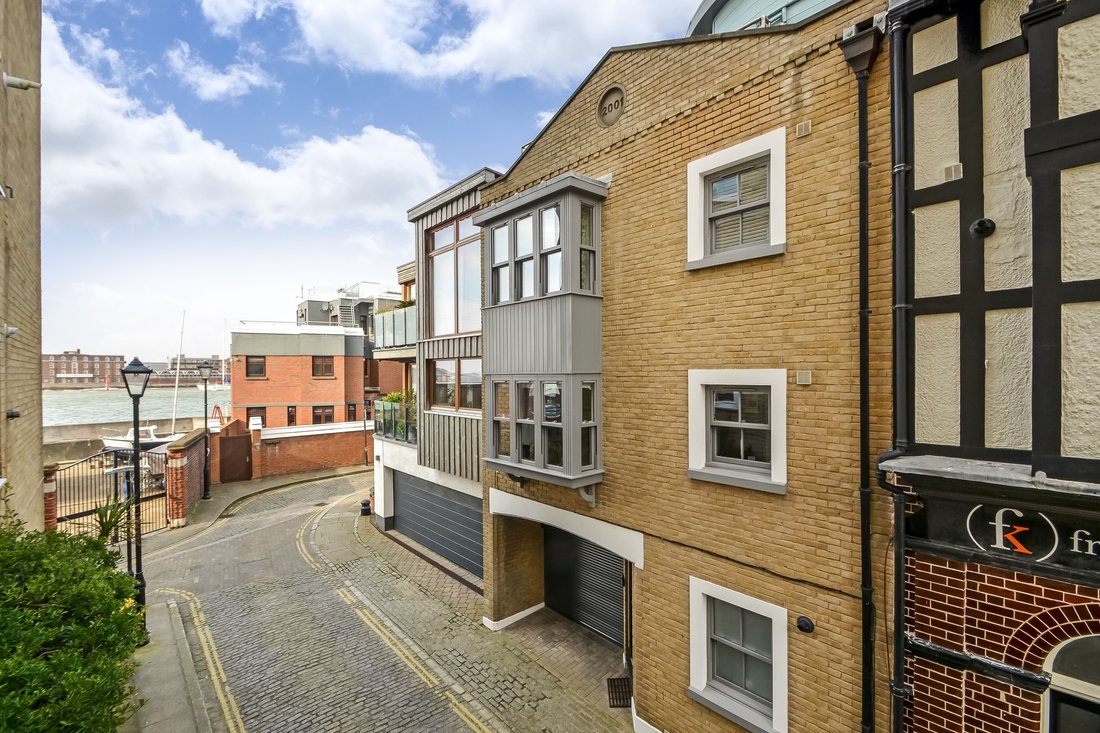 Townhouse in Old Portsmouth, England 2 - 15284898