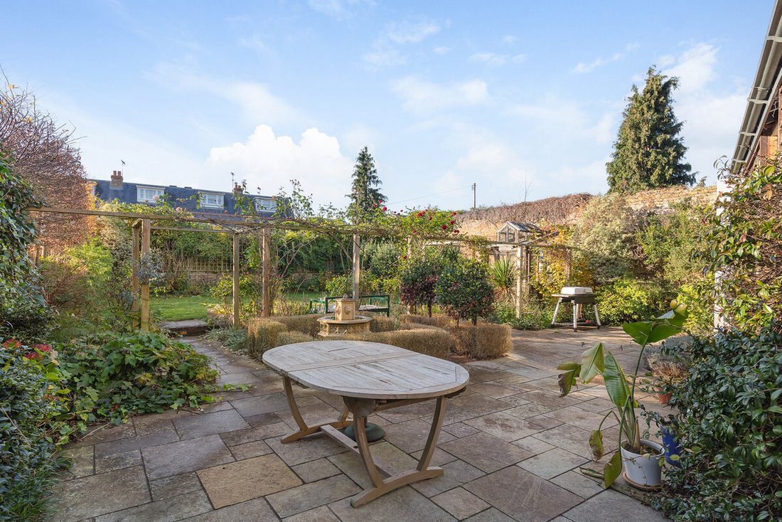 House in Sunbury, England 2 - 13546252