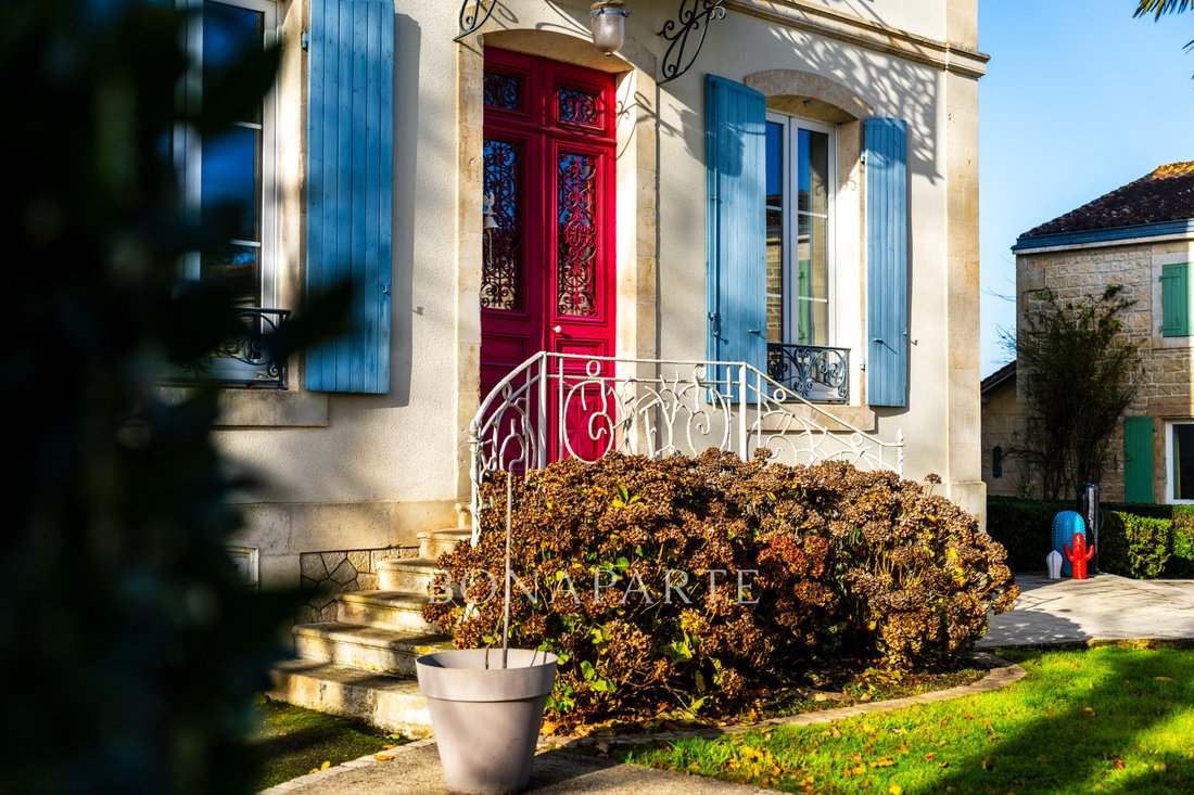 Le Rêve de Coulon: A 19th-Century Jewel Whispering of Timeless Elegance