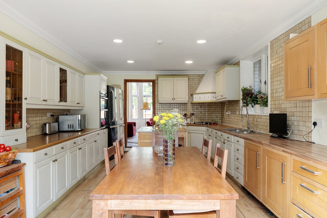 House in Ealing (London Borough of Ealing), Ealing, England 3 - 13340198