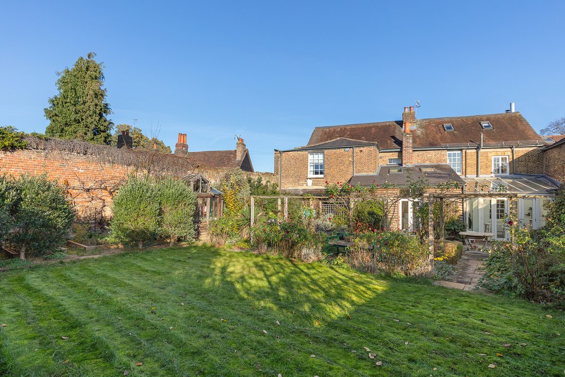House in Sunbury, England 1 - 13546252