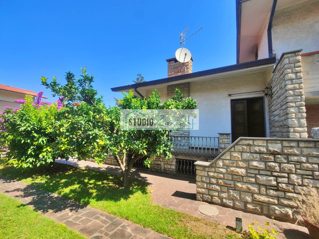 Villa in Strettoia-Capezzano-Valdicastello, Pietrasanta, Tuscany 4 - 15426983