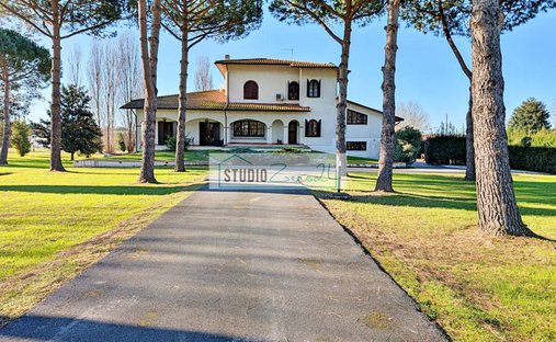 Villa in Pietrasanta, Tuscany, Italy 1