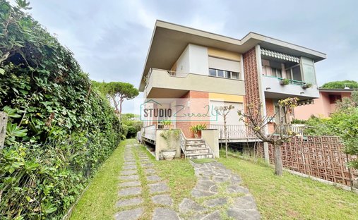 House in Tonfano, Pietrasanta, Italy 1