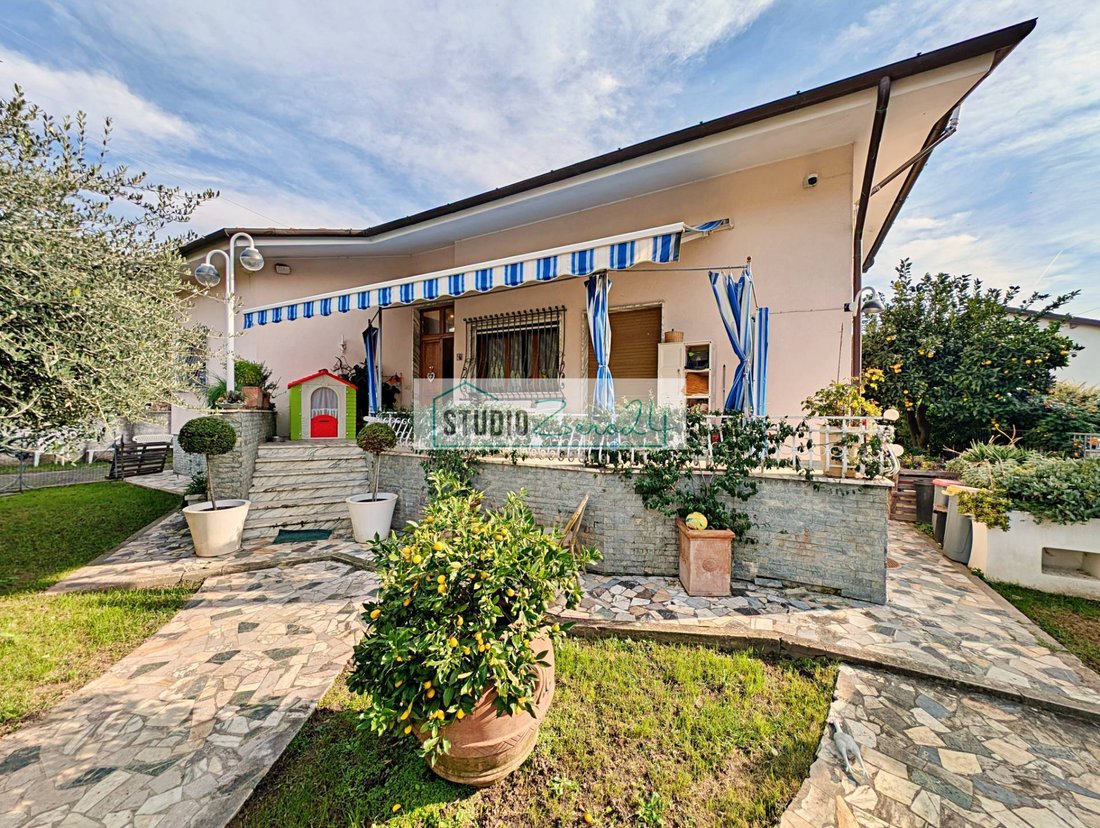 Villa in Strettoia-Capezzano-Valdicastello, Pietrasanta, Tuscany 1 - 15427011