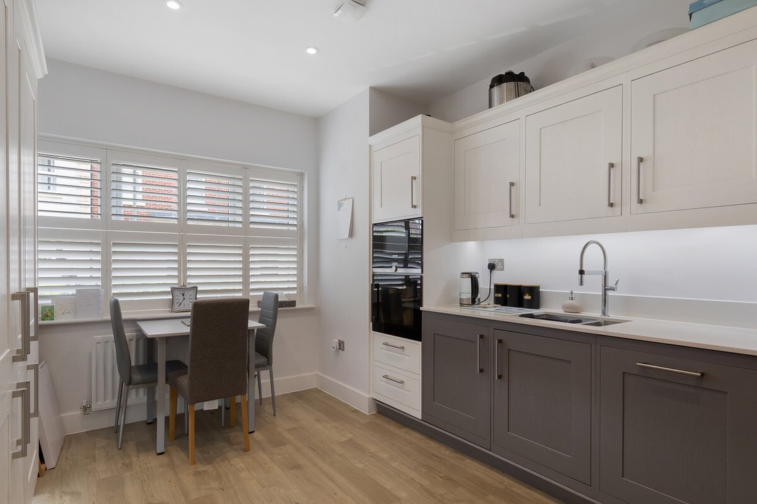 House in Sunbury, England 2 - 13790232