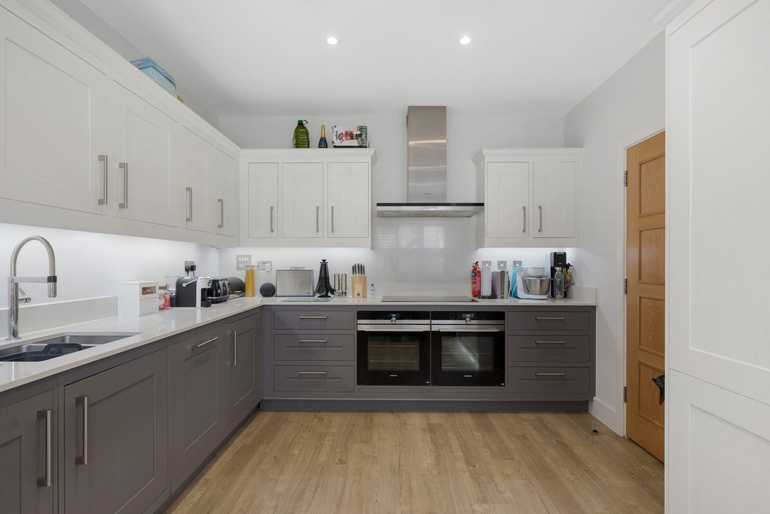 House in Sunbury, England 1 - 13790232