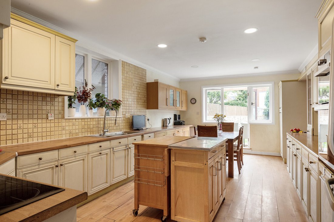 House in Ealing (London Borough of Ealing), Ealing, England 2 - 13340198