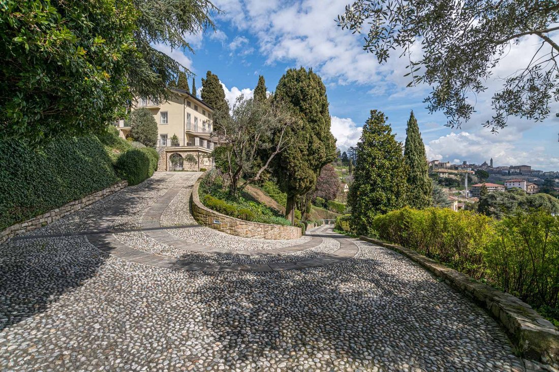 Casa en Bérgamo, Lombardía, Italia 1 - 15429406