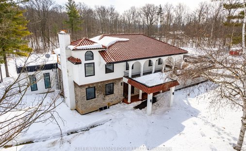 House in Burlington, Ontario, Canada 1