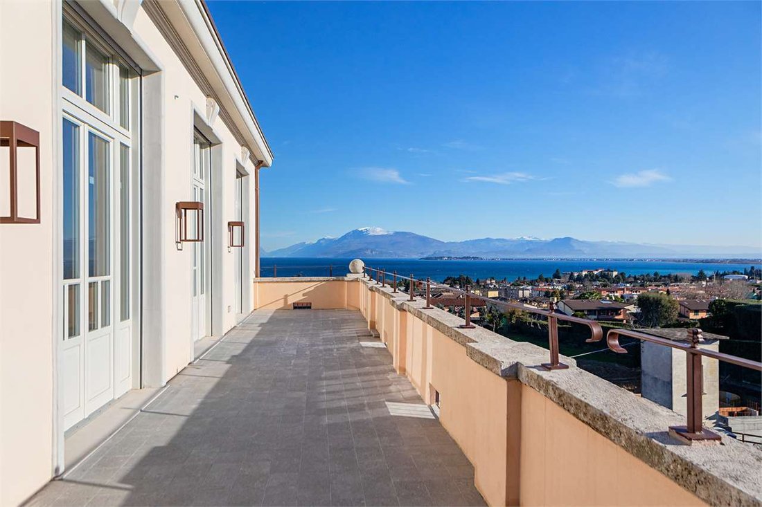 Apartment in Desenzano Centro, Desenzano del Garda, Lombardy 1 - 15440316