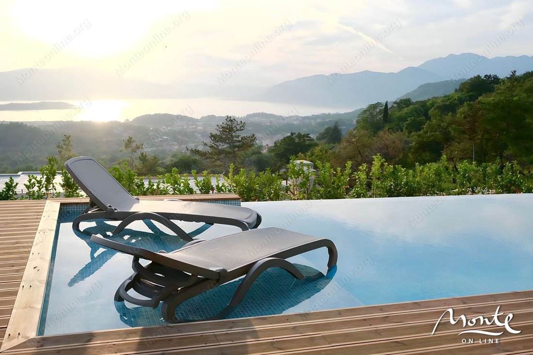 Villa in Tivat, Tivat Municipality, Montenegro 2 - 15451121