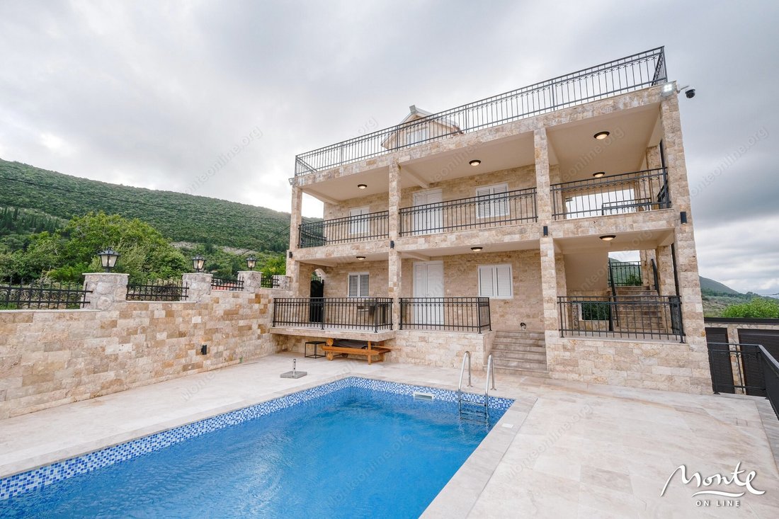 Villa in Herceg Novi, Herceg Novi Municipality, Montenegro 1 - 15451259