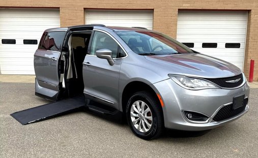 2017 Chrysler Pacifica Touring-L Minivan 4D in Wingate, NC, United States 1