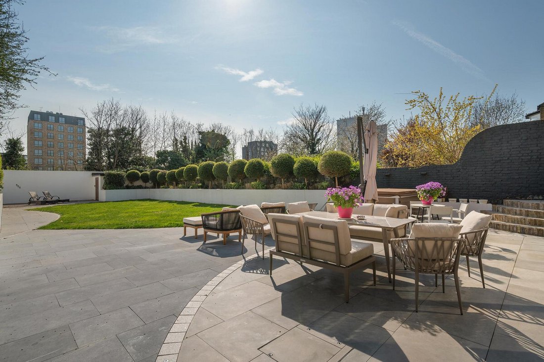 House in Ealing (London Borough of Ealing), Ealing, England 3 - 15446047