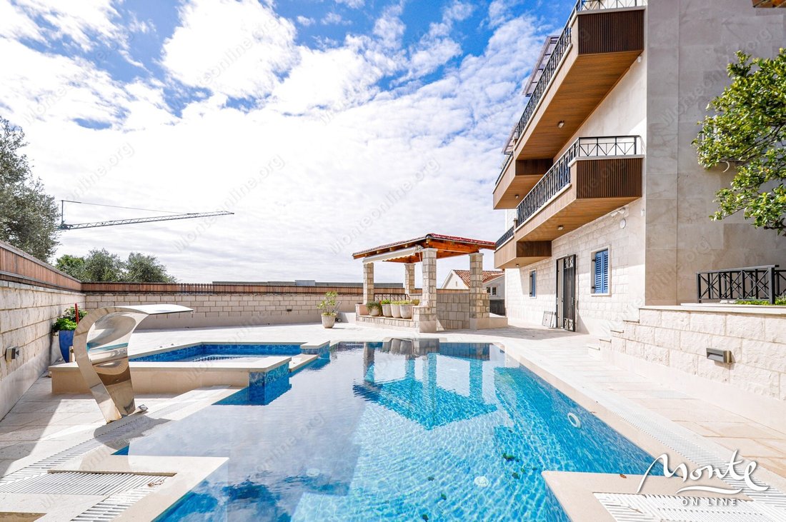 Villa in Tivat, Tivat Municipality, Montenegro 3 - 15452464