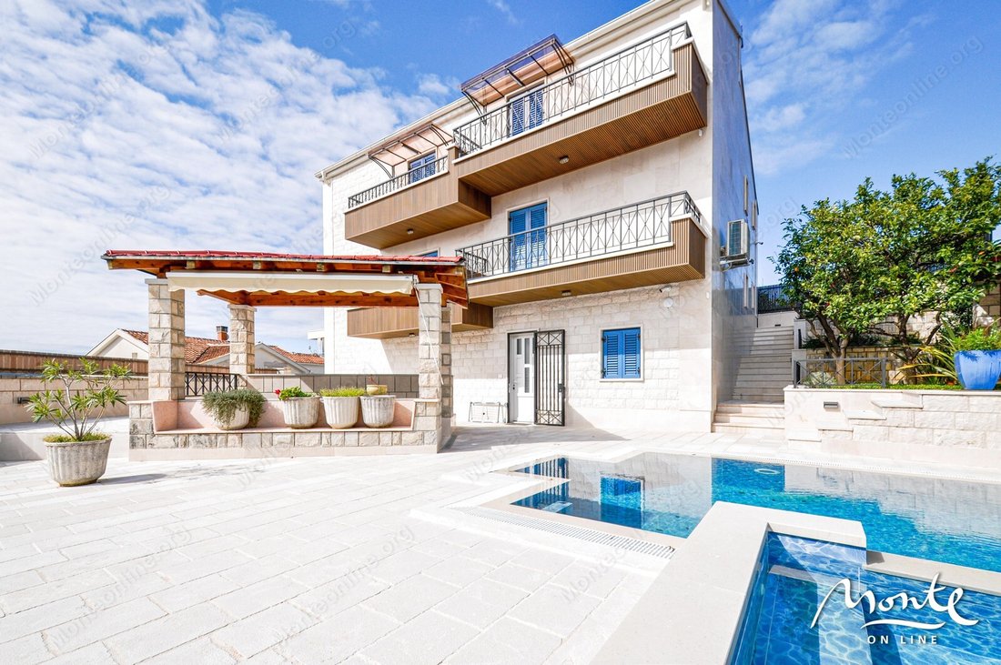 Villa in Tivat, Tivat Municipality, Montenegro 1 - 15452464