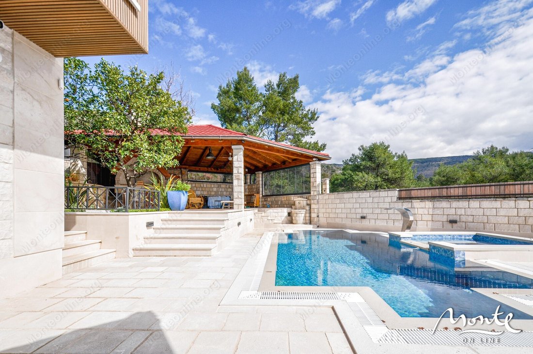 Villa in Tivat, Tivat Municipality, Montenegro 2 - 15452464