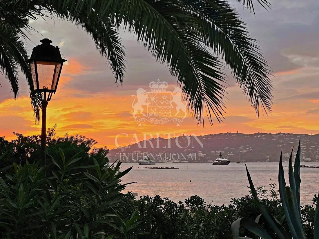 Villa in Antibes, Provence-Alpes-Côte d'Azur, France 1 - 15453519