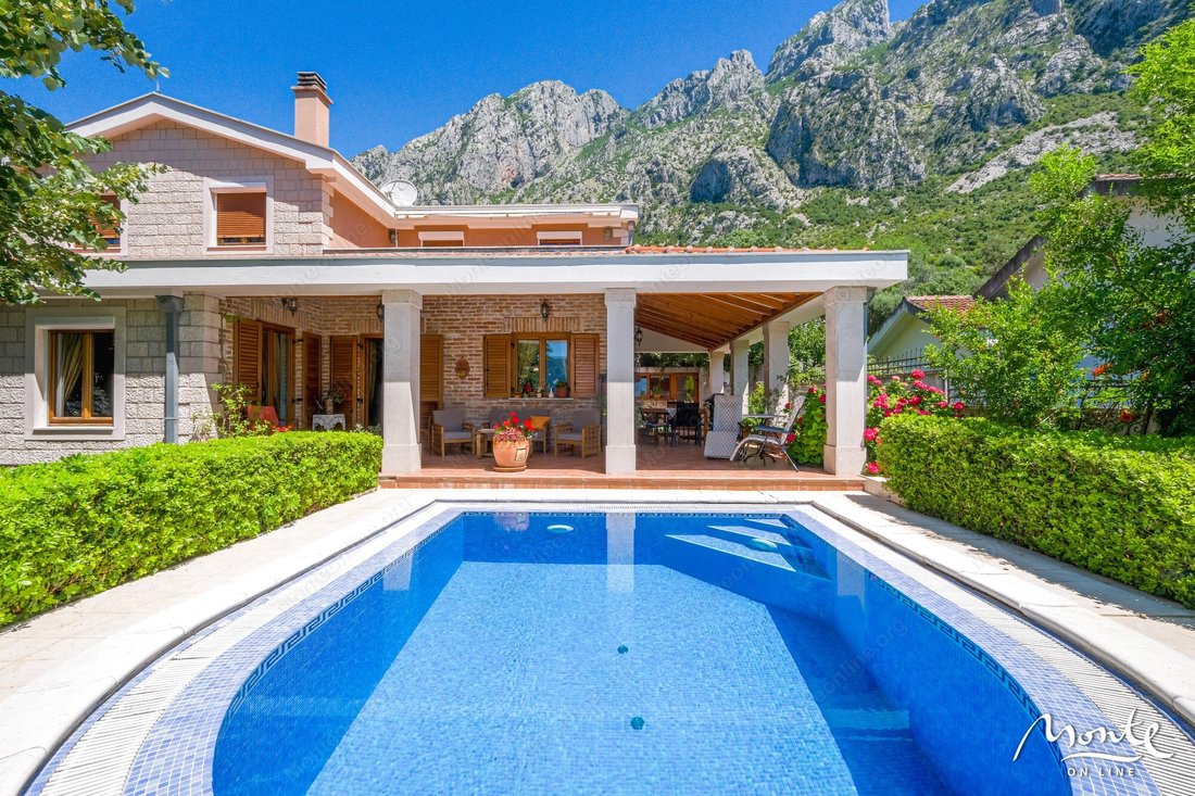 Villa in Orahovac, Kotor Municipality, Montenegro 1 - 15456908