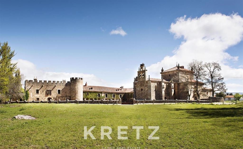 A 15th-Century Crown of Stone: Where Time Whispers Through Renaissance Cloisters