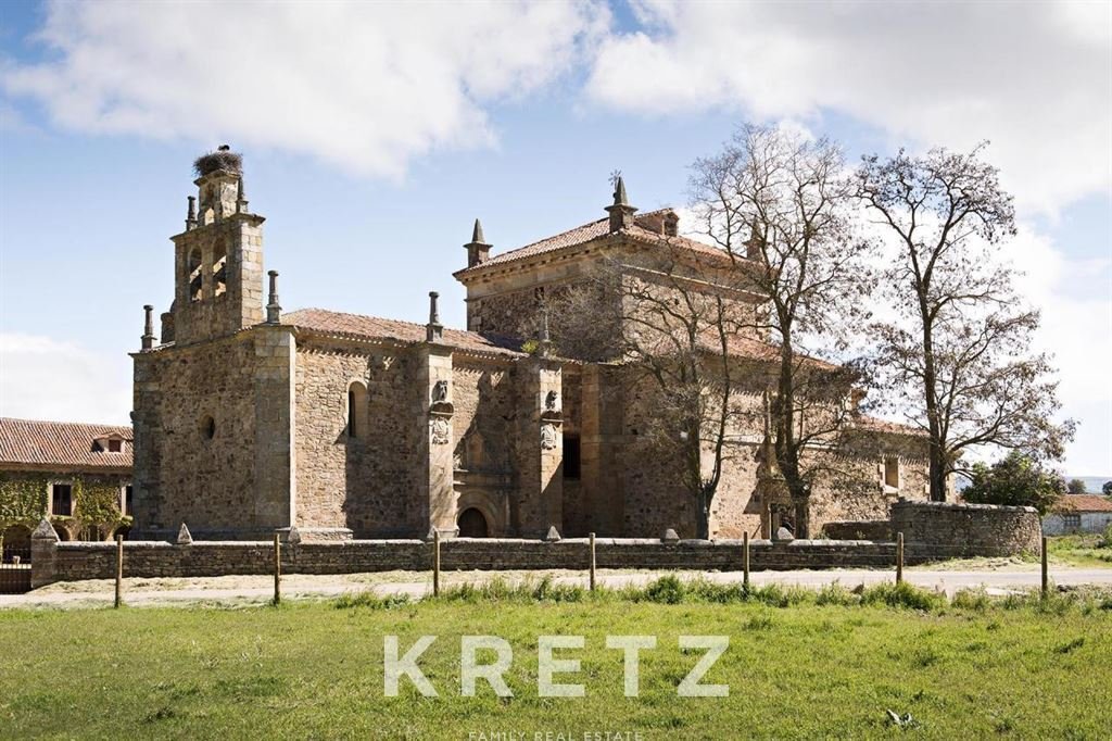 A 15th-Century Crown of Stone: Where Time Whispers Through Renaissance Cloisters
