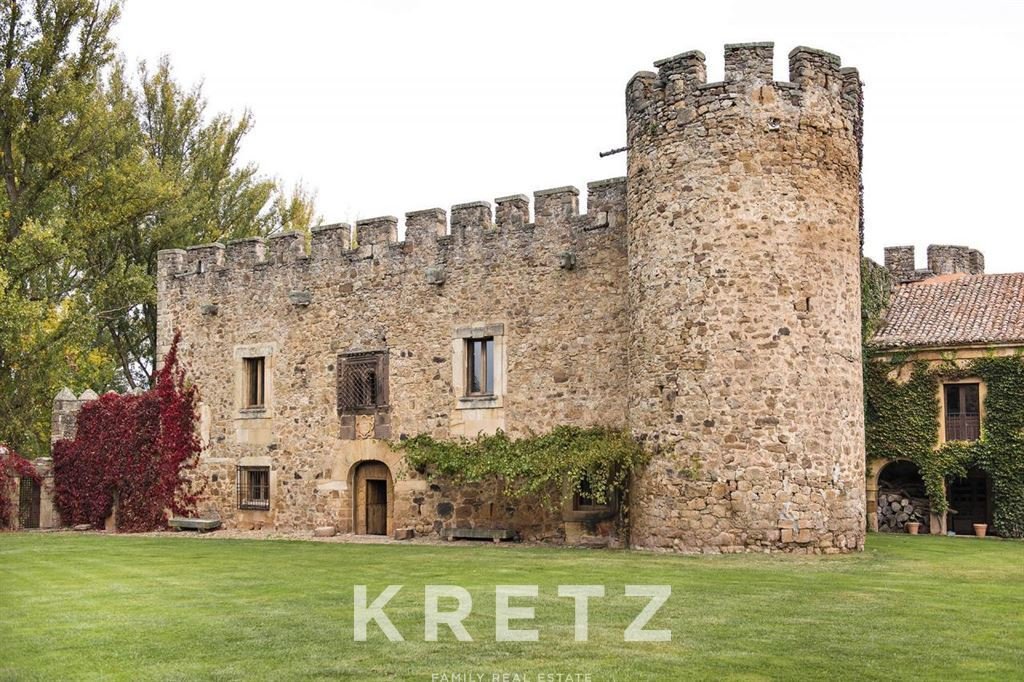 A 15th-Century Crown of Stone: Where Time Whispers Through Renaissance Cloisters