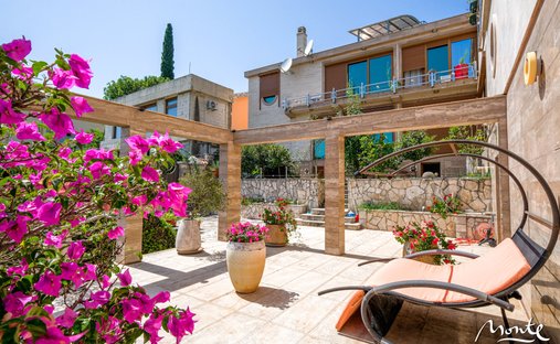Villa in Bečići, Gemeinde Budva, Montenegro 1