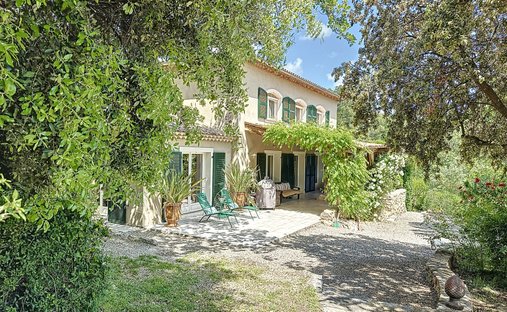 Estate in Flayosc, Provence-Alpes-Côte d'Azur, France 1
