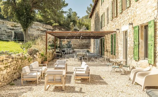 Estate in Nevons-route d'Apt, L'Isle-sur-la-Sorgue, France 1