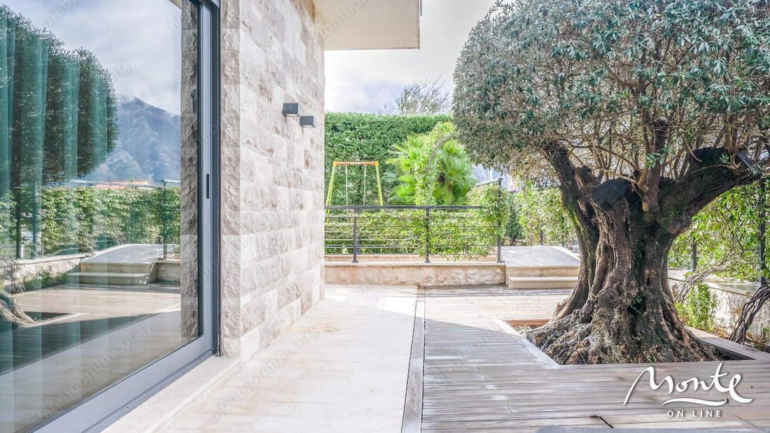 Villa in Dobrota, Kotor Municipality, Montenegro 5 - 15462303
