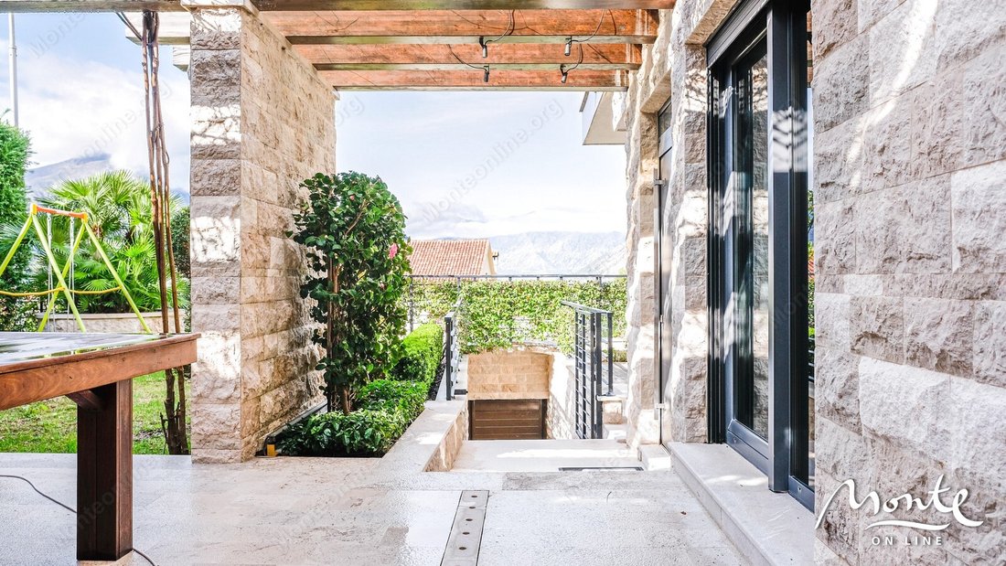 Villa in Dobrota, Kotor Municipality, Montenegro 3 - 15462303