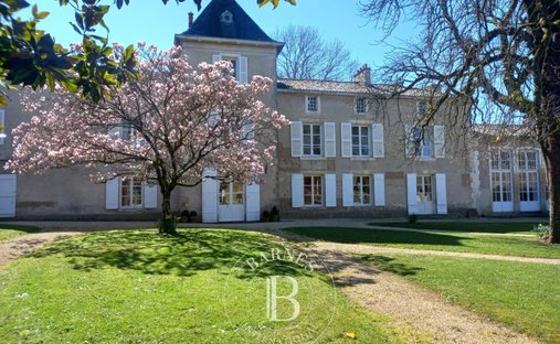 Beautiful Manoir In Enclosed Private Parkland Garden Close To Amenities In Melle, Close To Niort.