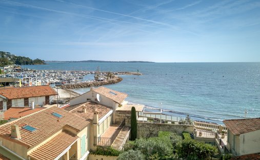 Townhouse in Saint Nicolas, Cannes, France 1
