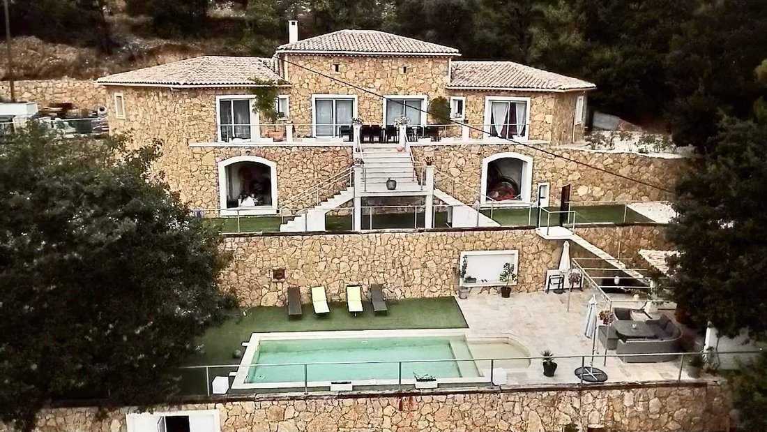 Country House in Le Cannet-des-Maures, Provence-Alpes-Côte d'Azur, France 1 - 15467362