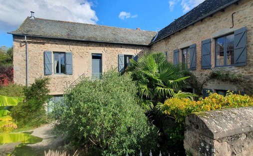 Castle for Sale in Villefranche-de-Rouergue, Occitanie, France