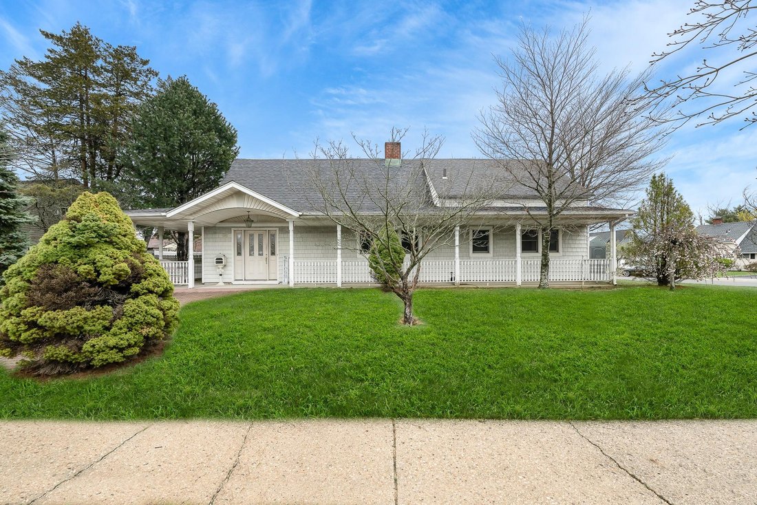 House in Wantagh, New York, United States 3 - 15468401