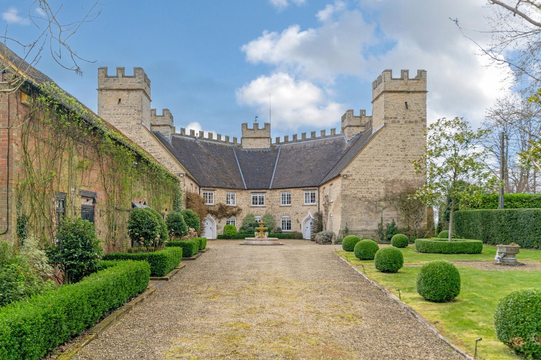House in Buckinghamshire, England 2 - 15470557
