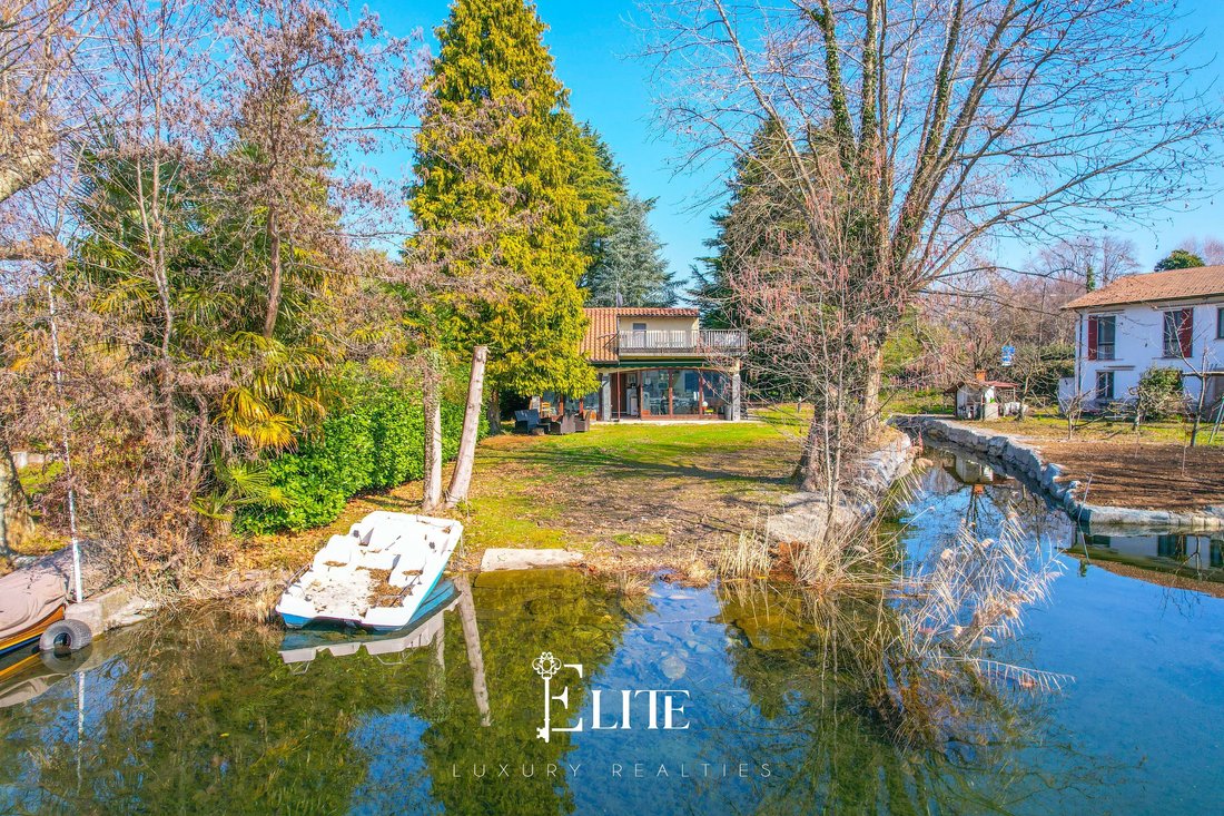Villa in Travedona Monate, Lombardy, Italy 1 - 15474378