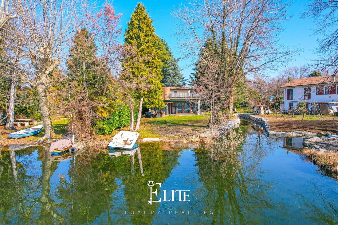 Villa in Travedona Monate, Lombardy, Italy 2 - 15474378