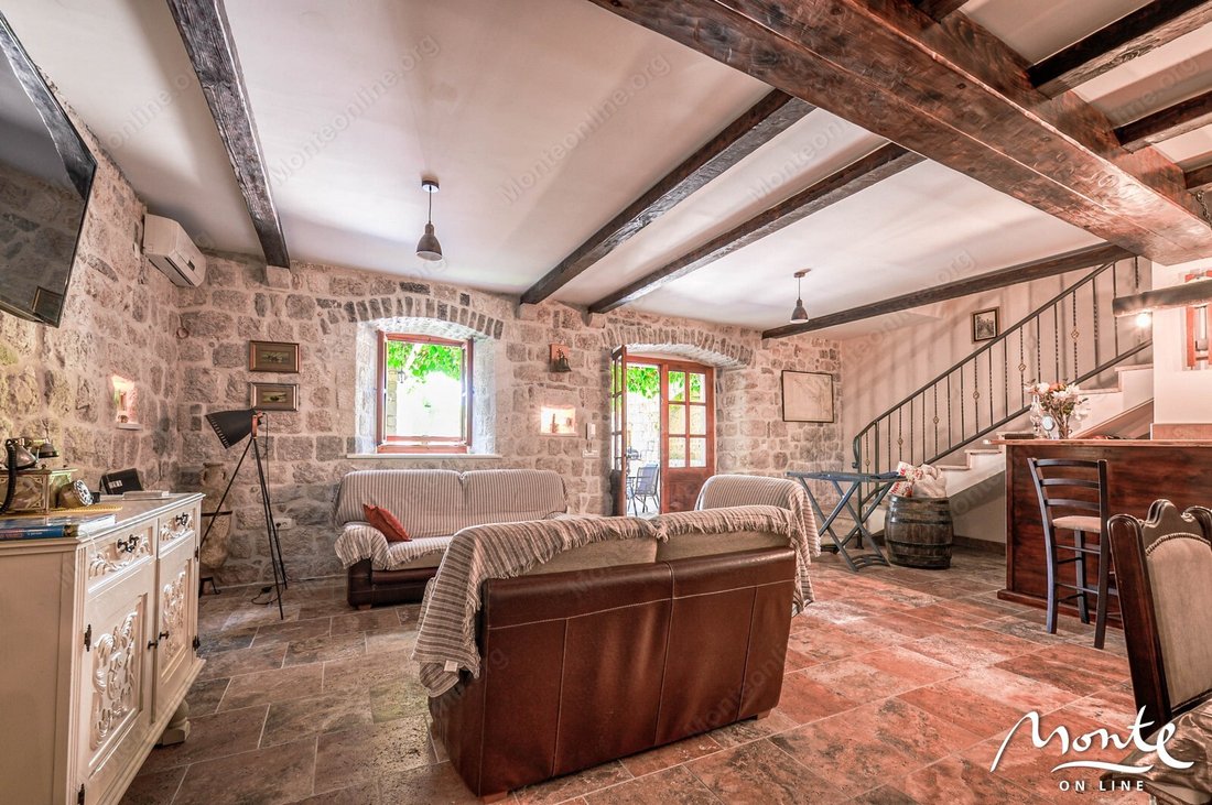 Villa in Dobrota, Kotor Municipality, Montenegro 2 - 15481811